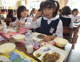 Osaka schools reinstate beef in lunches after mad cow scare